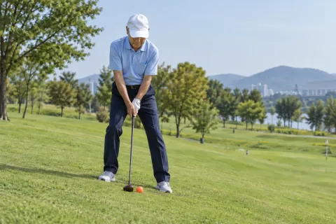 사진 오른쪽으로 칠 때 목표 쪽 발이 낮은 지면에 놓인 내리막 라이
